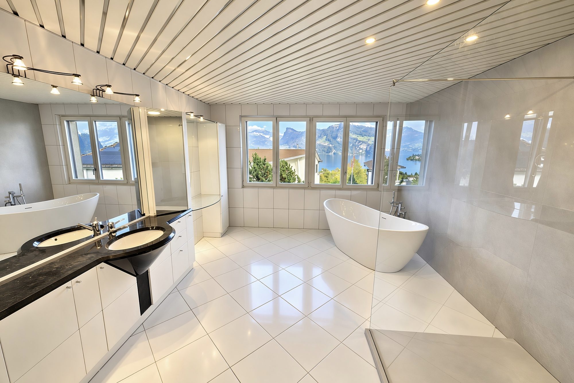 Badezimmer mit freistehender Badewanne, Walk-in-Dusche und Seesicht